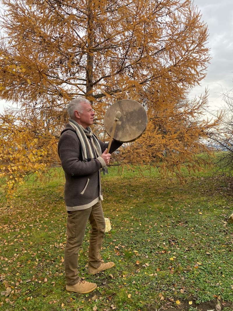 Es hat geklappt! Das Bild ist jetzt auf der Seite. 🎉

Alt-Text dafür:

`Daniel Kamber spielt Schamanentrommel in der Natur im Herbst, Kursleiter Dakawo Schweiz`