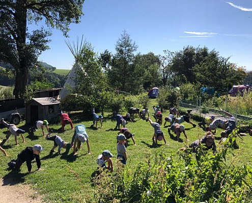 18:16Claude hat geantwortet: Kinder beim Bewegungsspiel in der Natur mit Tipi im Hintergrund, Dakawo SchweizKinder beim Bewegungsspiel in der Natur mit Tipi im Hintergrund, Dakawo Schweiz