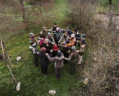 Gruppe im Kreis bei indigener Weisheitslehre, Natur- und Wildnisschule Dakawo Schweiz